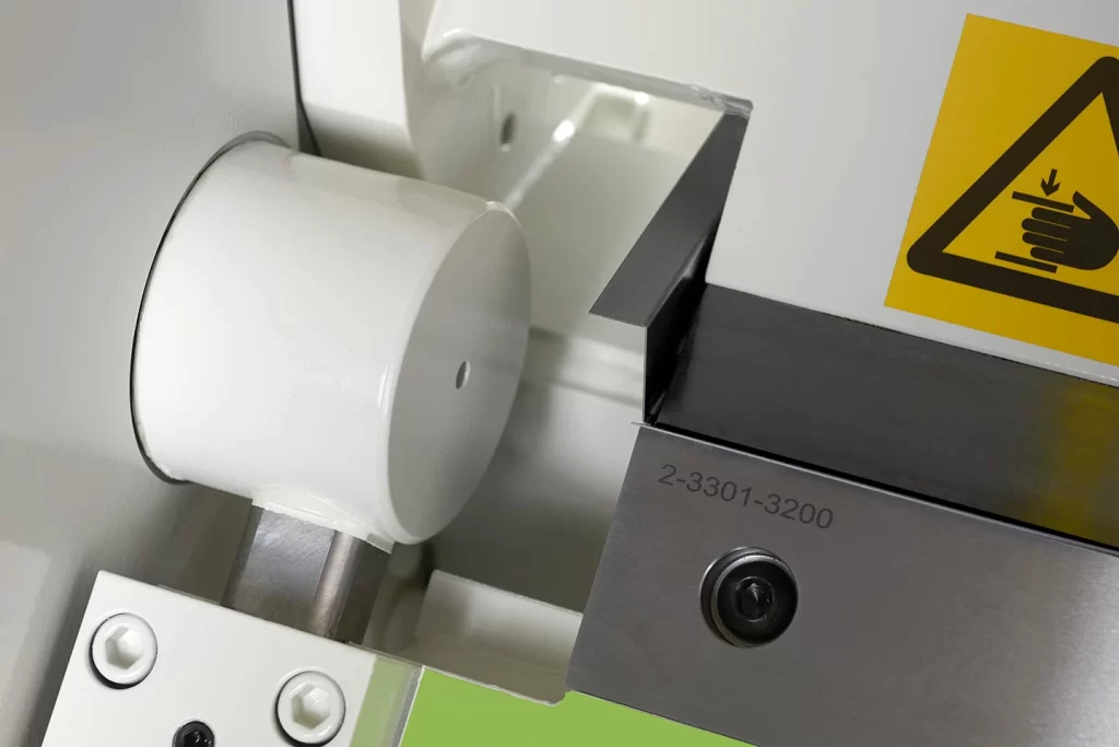 large recesses in the sides for greater flexibility in a cidan folding machine