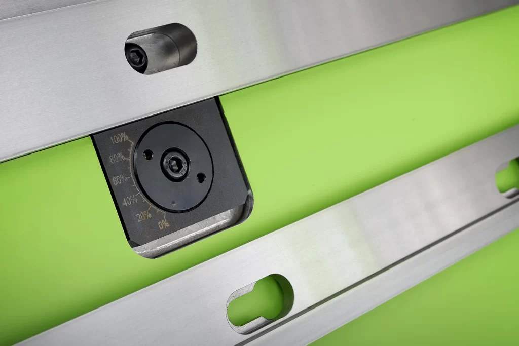 adjustable crowning and folding beam rail with keyholes for quick tool changes