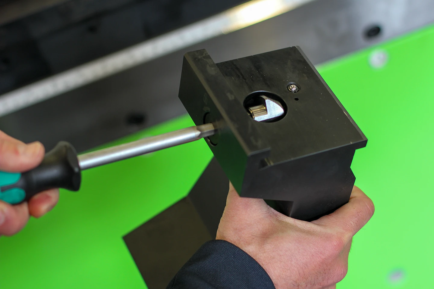 tool with quick-lock for forma folding machine