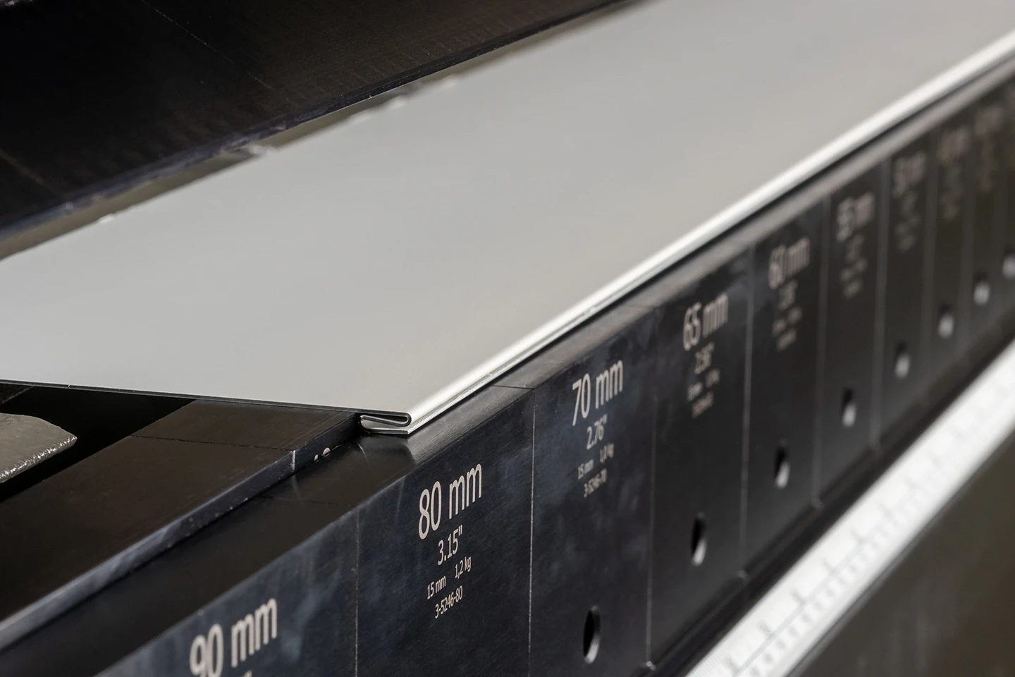 automatic sheet thickness setting in a forma folding machine