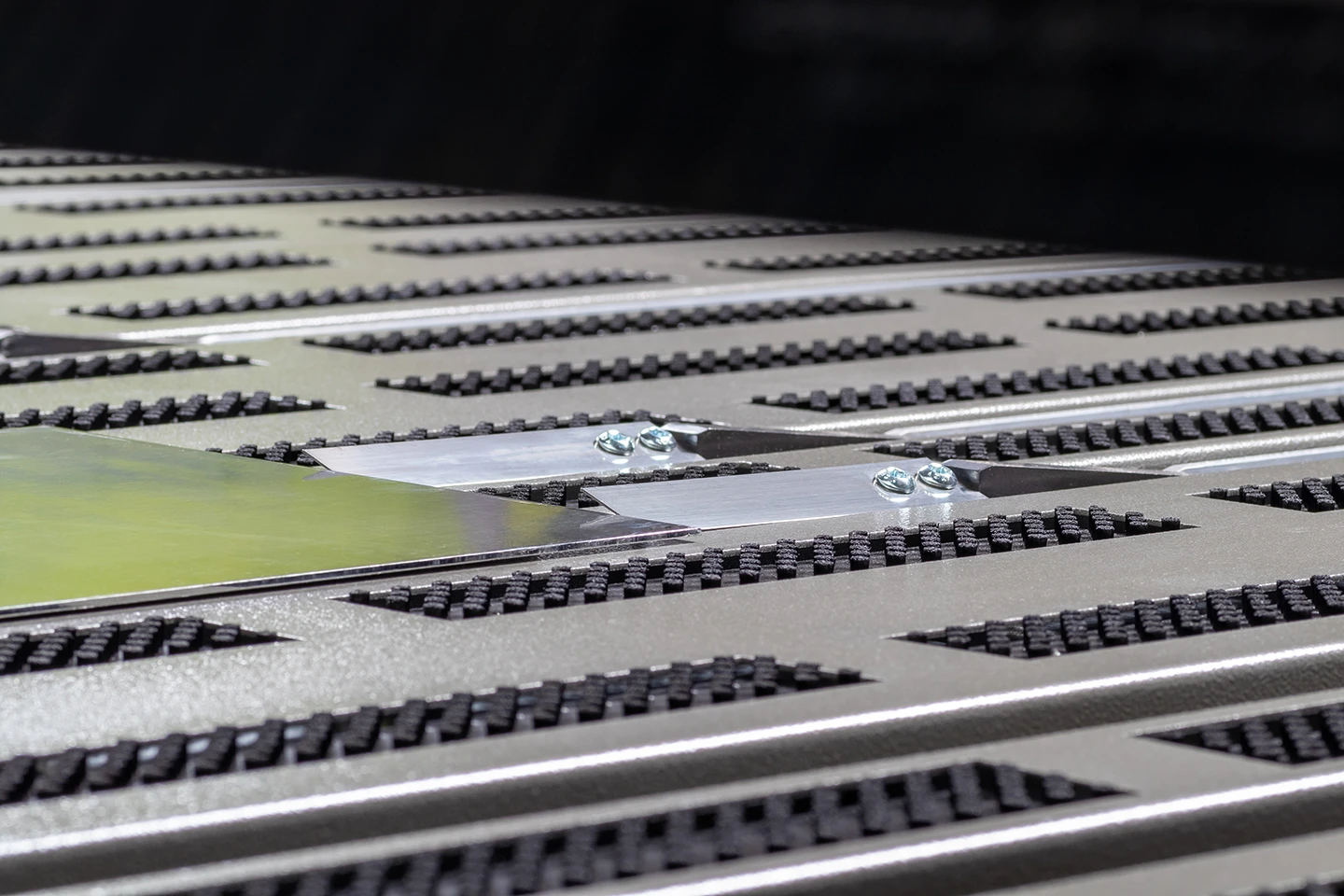 brushes in the backgauge table for sensitive material