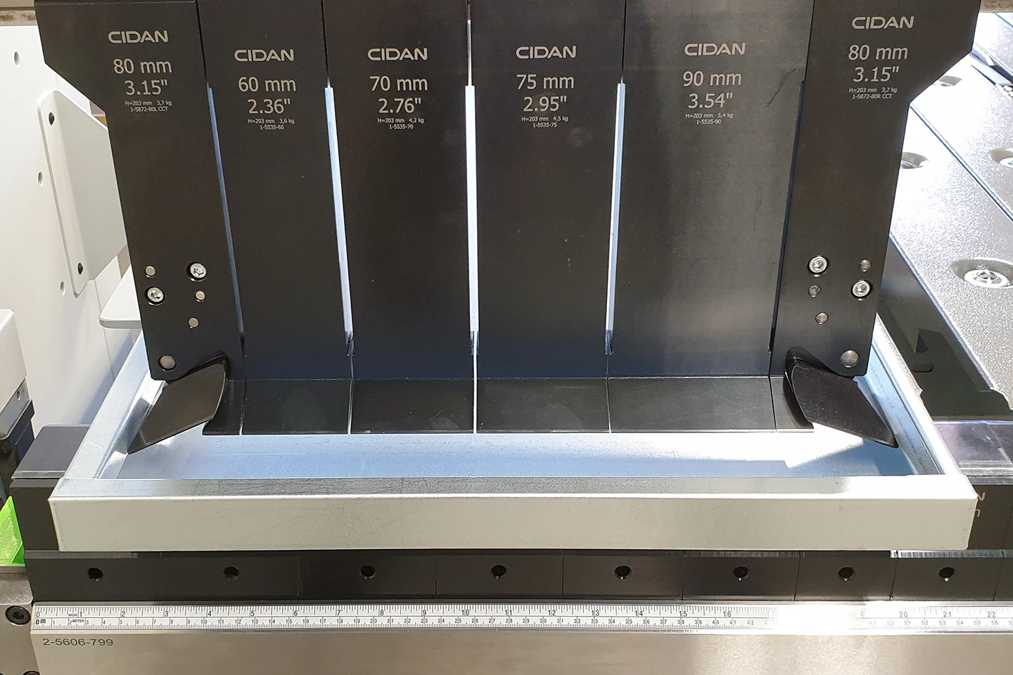 close up of collapsible corner tool i a cidan folding machine