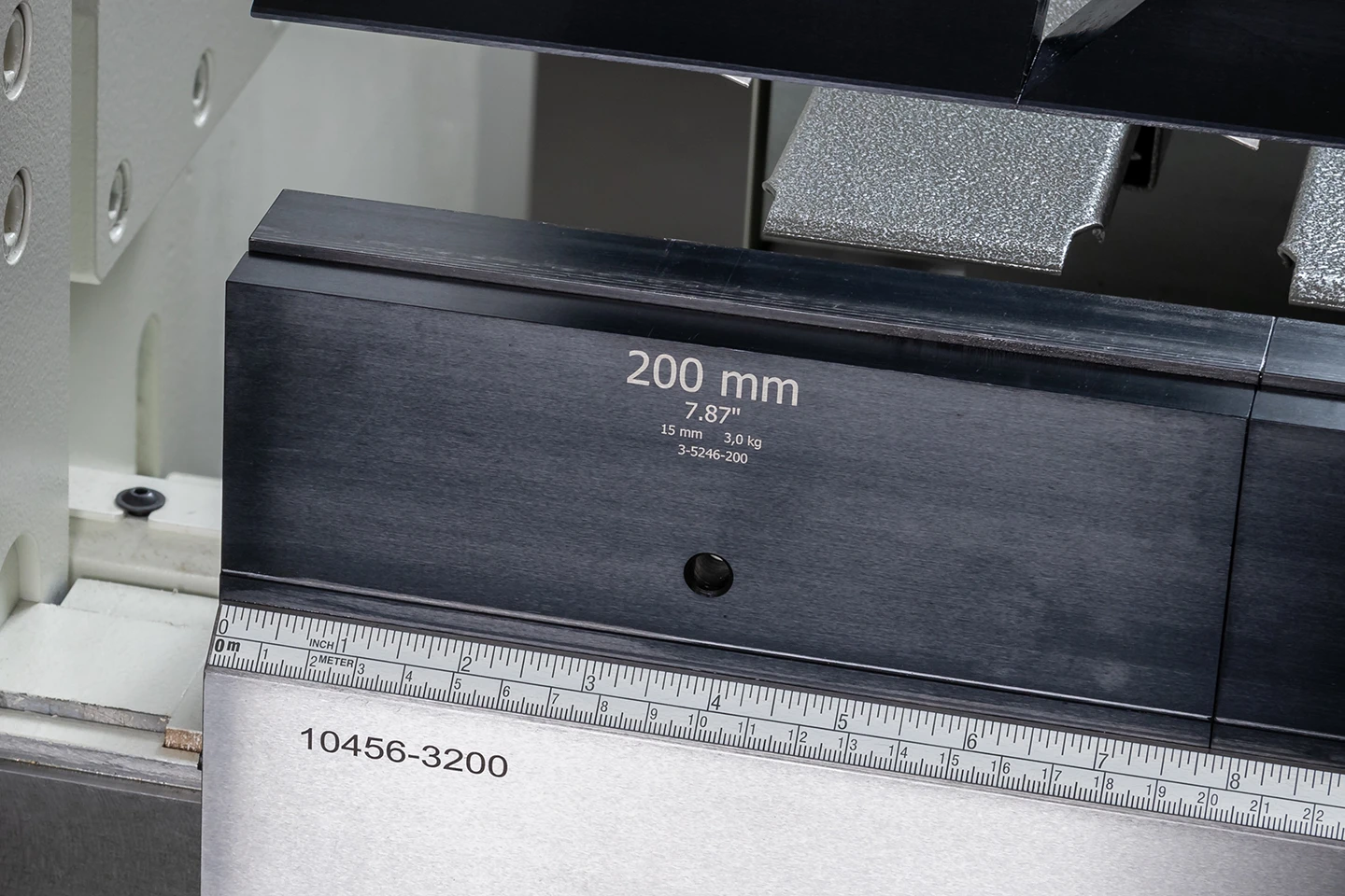 easy tool changing of multifold tools in a metal folder forma