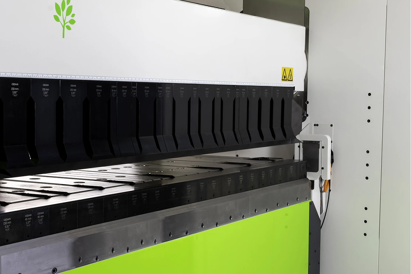 combi upper beam with divieded box tools in a folding machine pro z