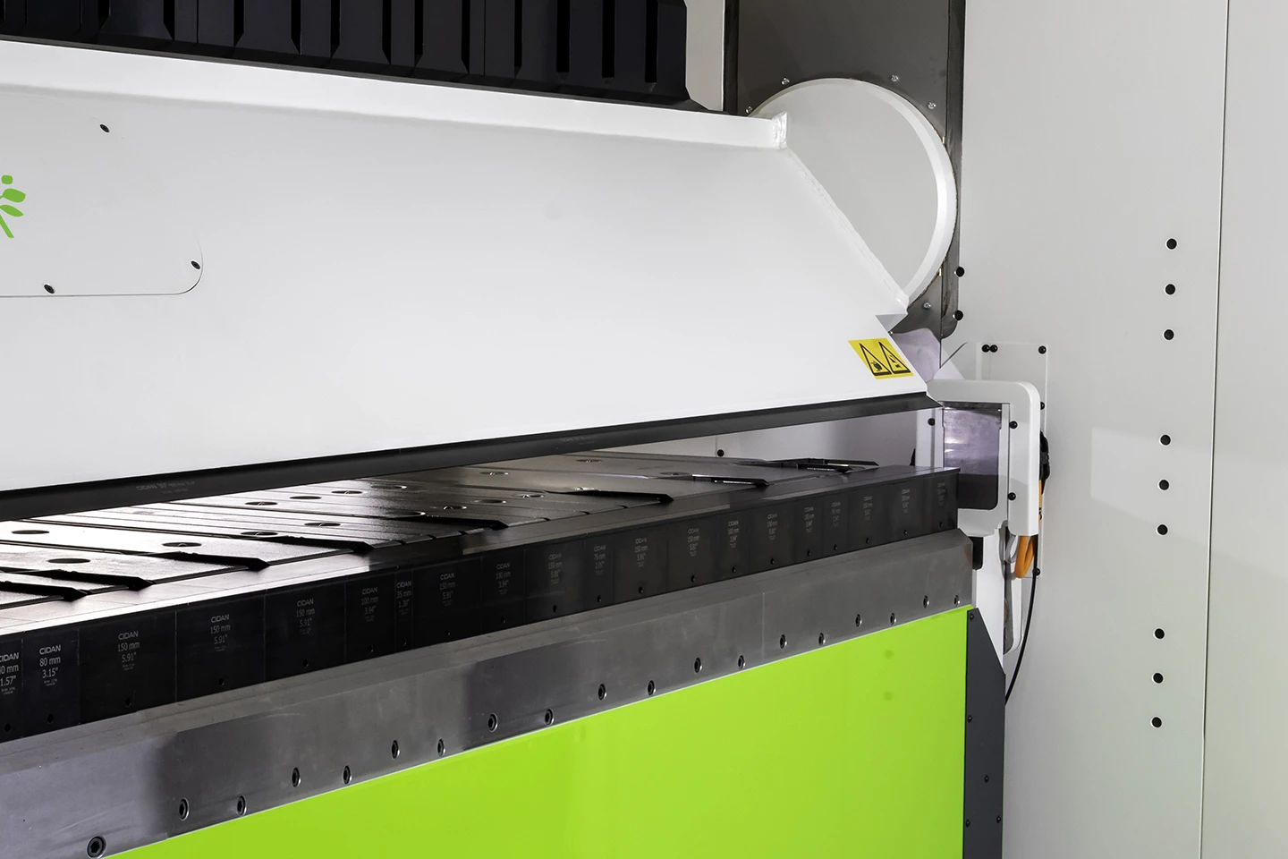 combi upper beam with straight rail in a folding machine pro z