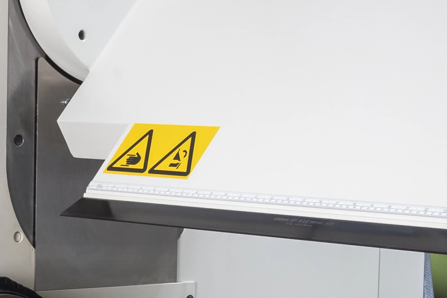 straight rail on a folding machine forma