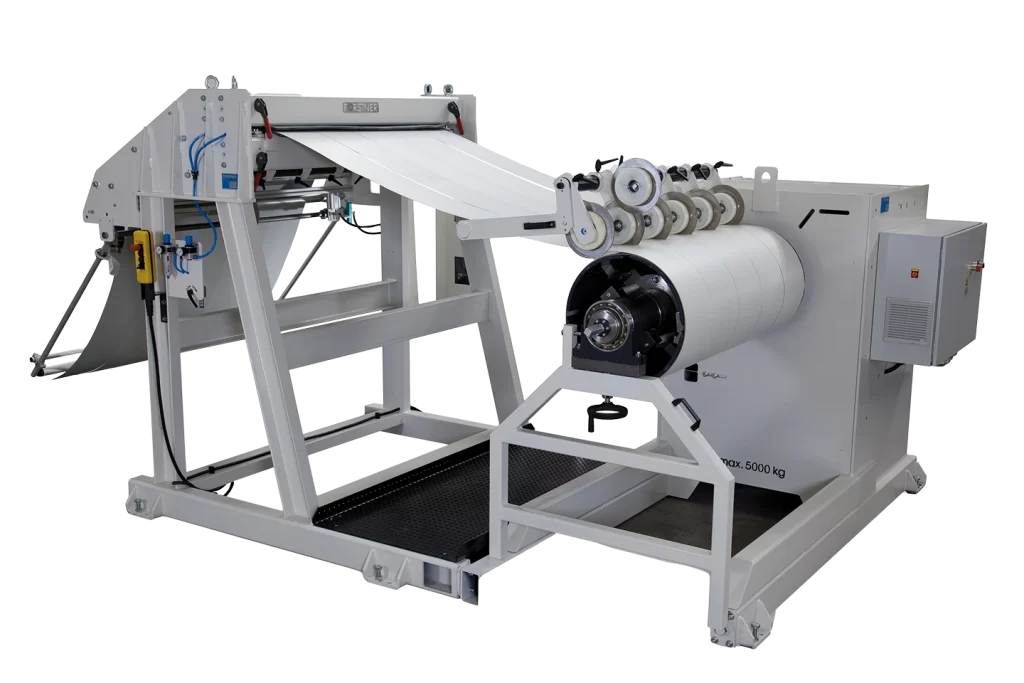 recoiler som spolar upp plåt i mindre rullar mot vit bakgrund