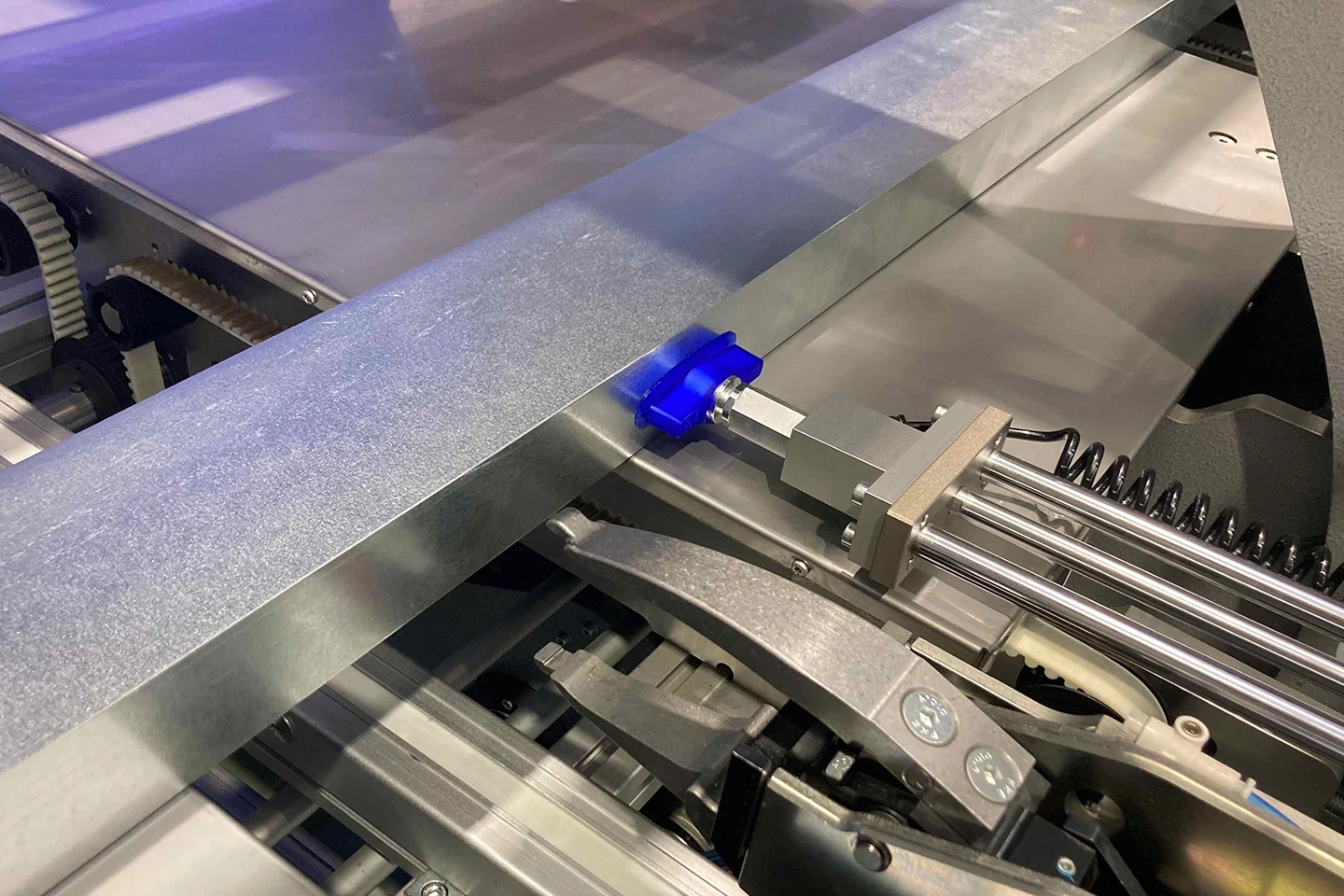 vacuum gripper in a thalmann double folder positioning the a sheet with short flange