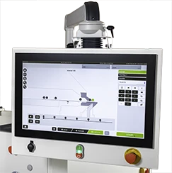 närbild pekskärm med styrsystem nulink till cidan kantvikmaskin mot vit bakgrund